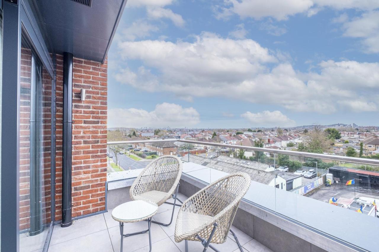 2 Bedroom Luxury Apartments With Parking In Stanmore, North West By 360 Stays London Bagian luar foto